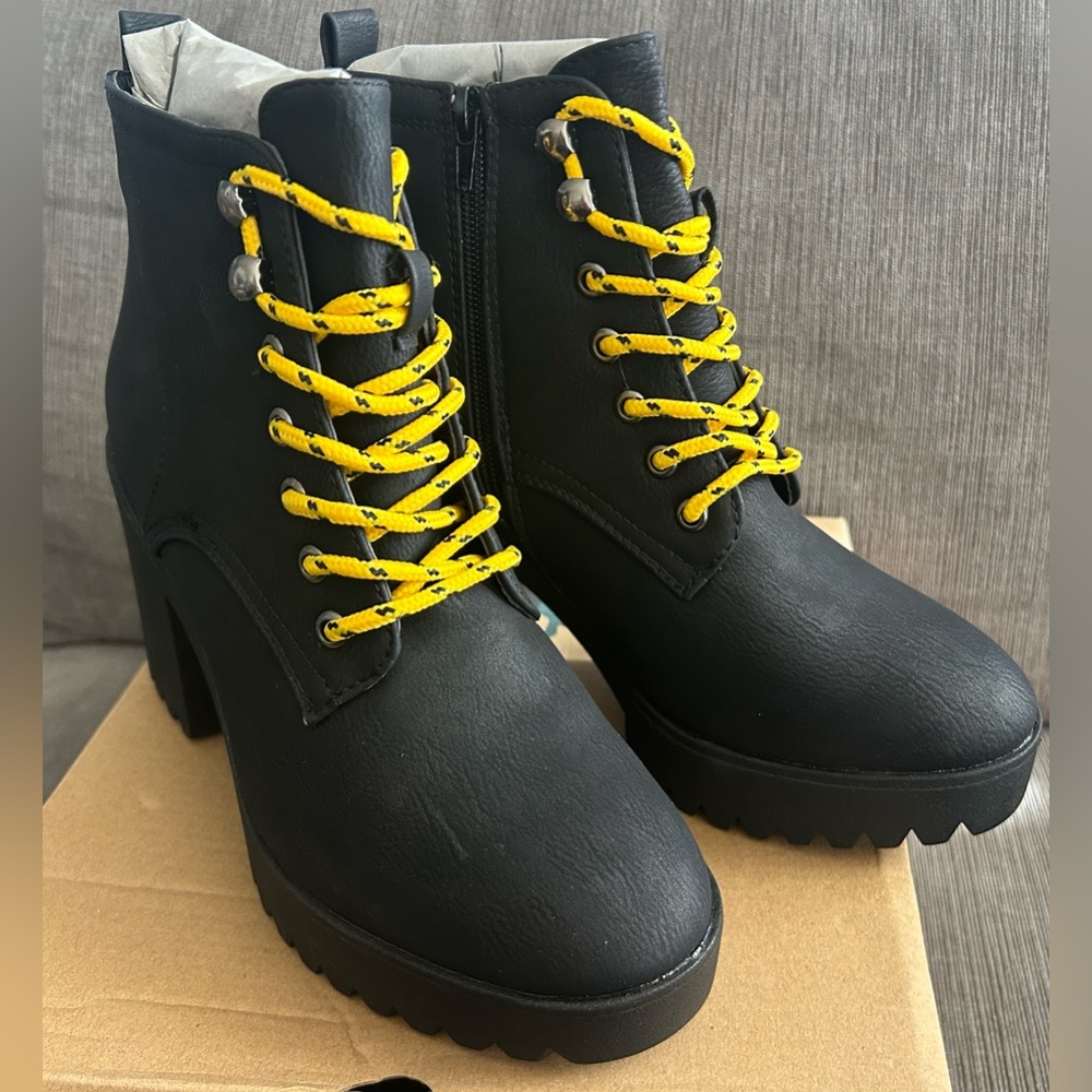 SEVEN7 Flatiron Black Lace-up Platform Boots 8 NWT